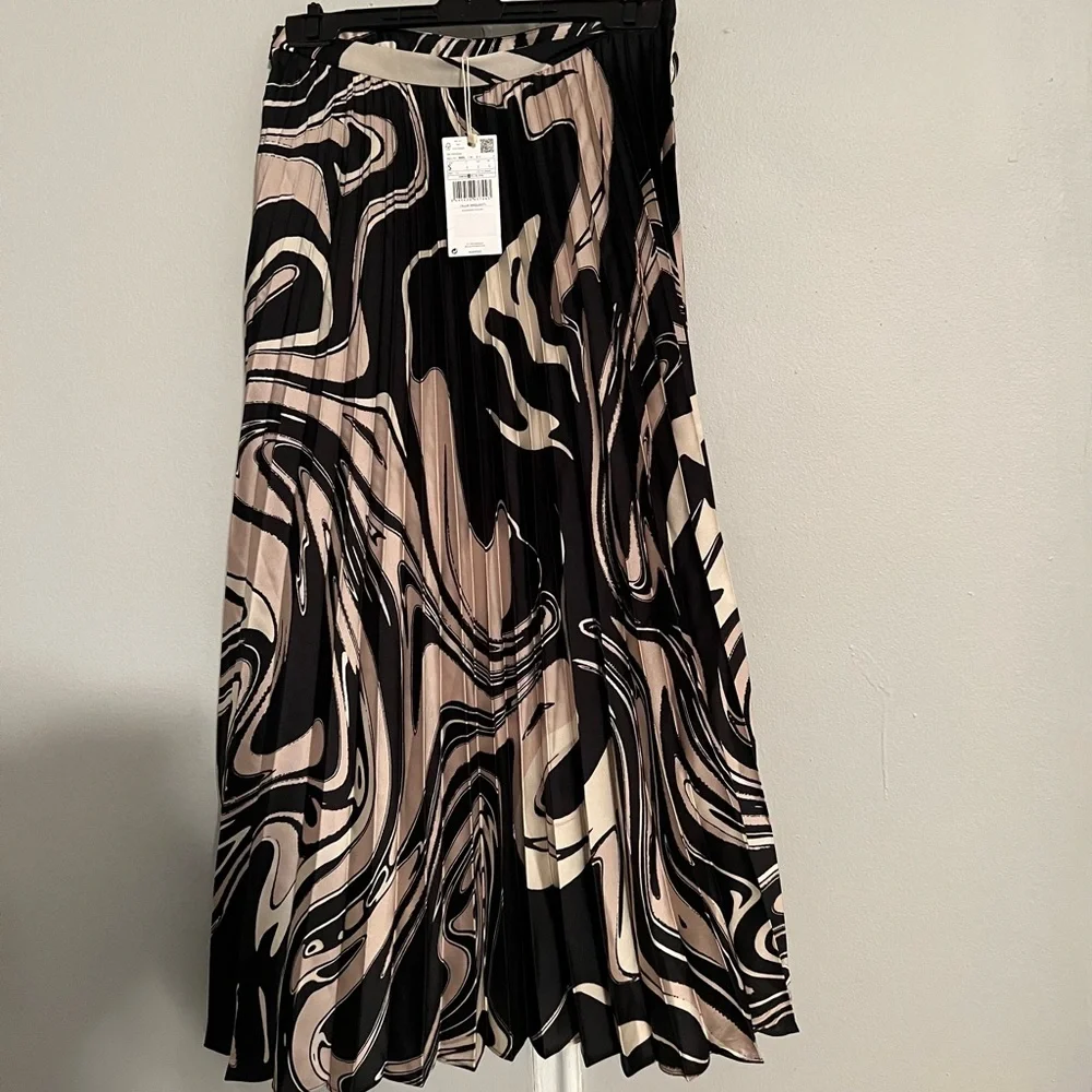 HP! 🥳NWT Mango pleated skirt - Picture 1 of 4